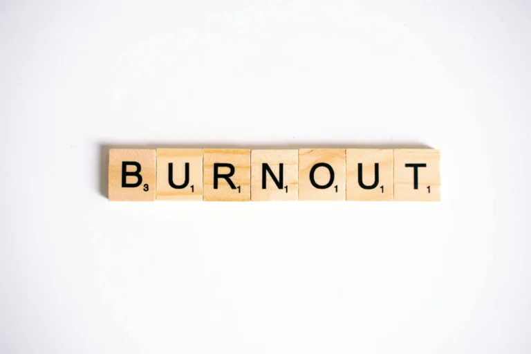 Assédio Organizacional e Burnout: A Presunção de Dispensa Discriminatória (Súmula 443 do TST)