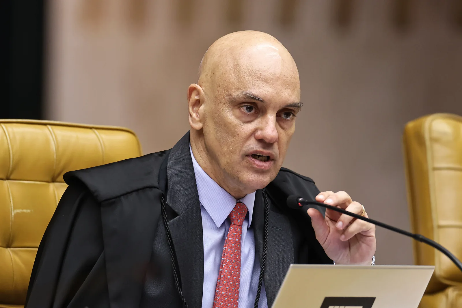 A distância que a lei exige entre quem julga e quem é julgado